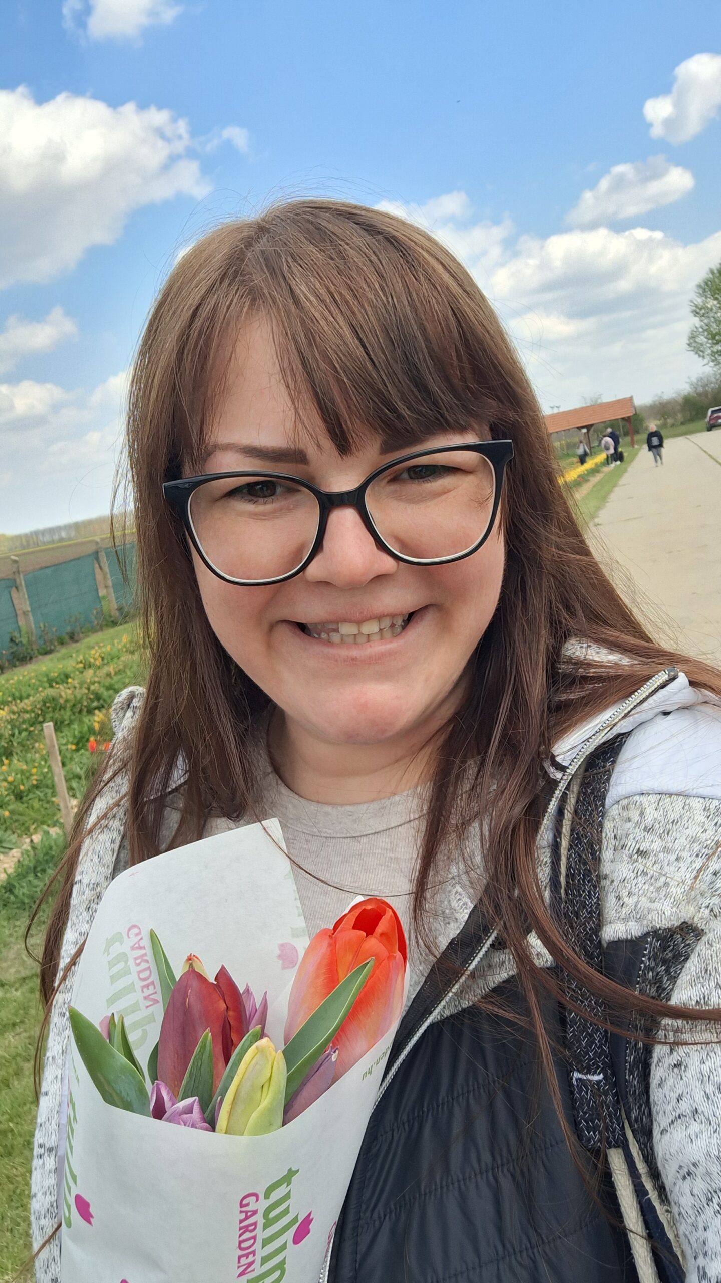 Astrid mosolyogva a tulipáncsokorral